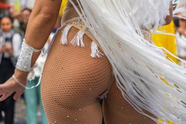 LOULE, PORTUGAL - 17 Şubat 2024: Loule, Portekiz 'deki Renkli Karnaval Festivali katılımcıları.