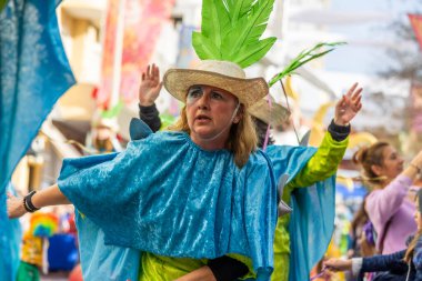 LOULE, PORTUGAL - 17 Şubat 2024: Loule, Portekiz 'deki Renkli Karnaval Festivali katılımcıları.