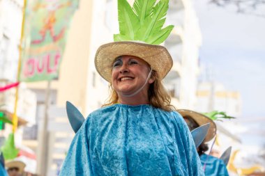 LOULE, PORTUGAL - 17 Şubat 2024: Loule, Portekiz 'deki Renkli Karnaval Festivali katılımcıları.