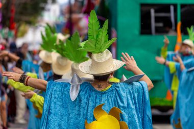 LOULE, PORTUGAL - 17 Şubat 2024: Loule, Portekiz 'deki Renkli Karnaval Festivali katılımcıları.