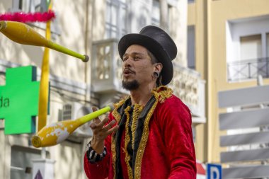 LOULE, PORTUGAL - 17 Şubat 2024: Loule, Portekiz 'deki Renkli Karnaval Festivali katılımcıları.