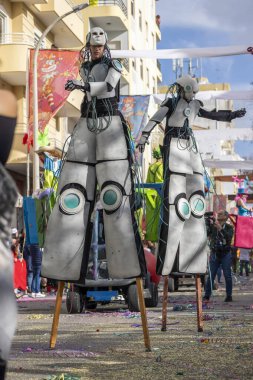 LOULE, PORTUGAL - 17 Şubat 2024: Loule, Portekiz 'deki Renkli Karnaval Festivali katılımcıları.