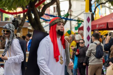 LOULE, PORTUGAL - 17 Şubat 2024: Loule, Portekiz 'deki Renkli Karnaval Festivali katılımcıları.