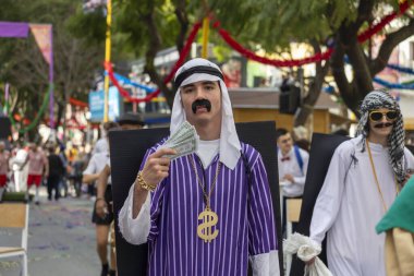 LOULE, PORTUGAL - 17 Şubat 2024: Loule, Portekiz 'deki Renkli Karnaval Festivali katılımcıları.