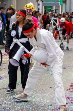 LOULE, PORTUGAL - 17 Şubat 2024: Loule, Portekiz 'deki Renkli Karnaval Festivali katılımcıları.