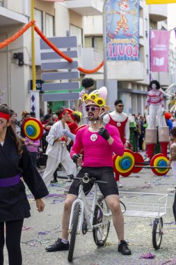 LOULE, PORTUGAL - 17 Şubat 2024: Loule, Portekiz 'deki Renkli Karnaval Festivali katılımcıları.