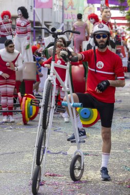LOULE, PORTUGAL - 17 Şubat 2024: Loule, Portekiz 'deki Renkli Karnaval Festivali katılımcıları.