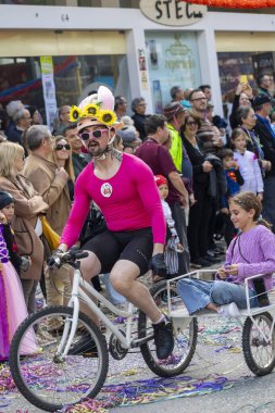 LOULE, PORTUGAL - 17 Şubat 2024: Loule, Portekiz 'deki Renkli Karnaval Festivali katılımcıları.