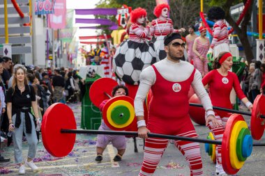 LOULE, PORTUGAL - 17 Şubat 2024: Loule, Portekiz 'deki Renkli Karnaval Festivali katılımcıları.