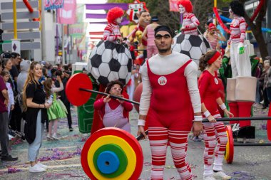 LOULE, PORTUGAL - 17 Şubat 2024: Loule, Portekiz 'deki Renkli Karnaval Festivali katılımcıları.