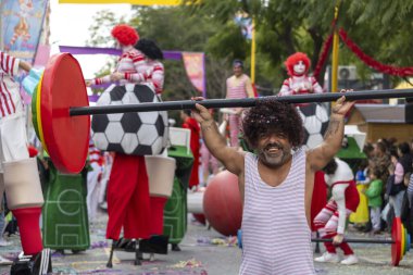 LOULE, PORTUGAL - 17 Şubat 2024: Loule, Portekiz 'deki Renkli Karnaval Festivali katılımcıları.