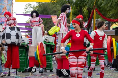 LOULE, PORTUGAL - 17 Şubat 2024: Loule, Portekiz 'deki Renkli Karnaval Festivali katılımcıları.