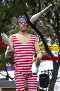 LOULE, PORTUGAL - 17 Şubat 2024: Loule, Portekiz 'deki Renkli Karnaval Festivali katılımcıları.