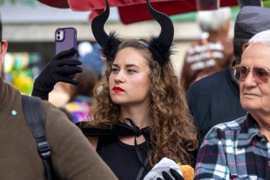 LOULE, PORTUGAL - 17 Şubat 2024: Loule City, Portekiz 'deki Renkli Karnaval Festivali katılımcıları.