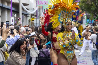 LOULE, PORTUGAL - 17 Şubat 2024: Loule, Portekiz 'deki Renkli Karnaval Festivali katılımcıları.