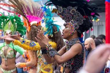 LOULE, PORTUGAL - 17 Şubat 2024: Loule, Portekiz 'deki Renkli Karnaval Festivali katılımcıları.