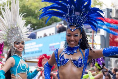 LOULE, PORTUGAL - 17 Şubat 2024: Loule, Portekiz 'deki Renkli Karnaval Festivali katılımcıları.