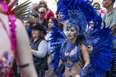 LOULE, PORTUGAL - 17 Şubat 2024: Loule, Portekiz 'deki Renkli Karnaval Festivali katılımcıları.