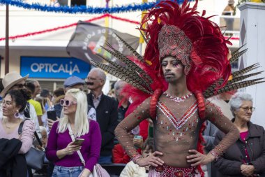 LOULE, PORTUGAL - 17 Şubat 2024: Loule, Portekiz 'deki Renkli Karnaval Festivali katılımcıları.