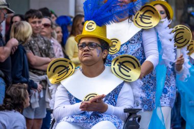 LOULE, PORTUGAL - 17 Şubat 2024: Loule, Portekiz 'deki Renkli Karnaval Festivali katılımcıları.