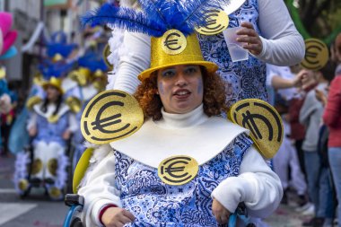 LOULE, PORTUGAL - 17 Şubat 2024: Loule, Portekiz 'deki Renkli Karnaval Festivali katılımcıları.