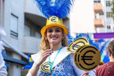 LOULE, PORTUGAL - 17 Şubat 2024: Loule, Portekiz 'deki Renkli Karnaval Festivali katılımcıları.