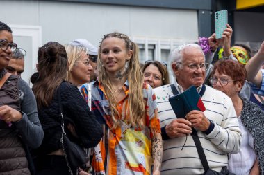 LOULE, PORTUGAL - 17 Şubat 2024: Loule City, Portekiz 'deki Renkli Karnaval Festivali katılımcıları.