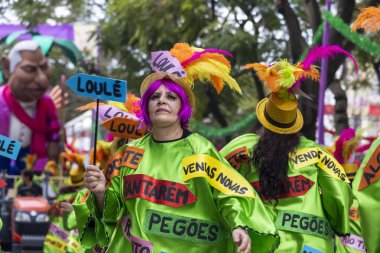 LOULE, PORTUGAL - 17 Şubat 2024: Loule, Portekiz 'deki Renkli Karnaval Festivali katılımcıları.