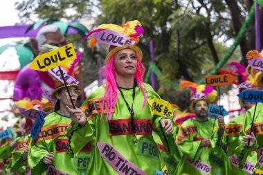 LOULE, PORTUGAL - 17 Şubat 2024: Loule, Portekiz 'deki Renkli Karnaval Festivali katılımcıları.
