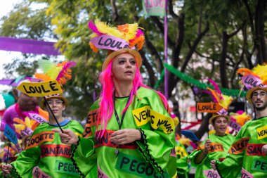 LOULE, PORTUGAL - 17 Şubat 2024: Loule, Portekiz 'deki Renkli Karnaval Festivali katılımcıları.