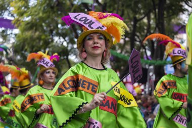 LOULE, PORTUGAL - 17 Şubat 2024: Loule, Portekiz 'deki Renkli Karnaval Festivali katılımcıları.