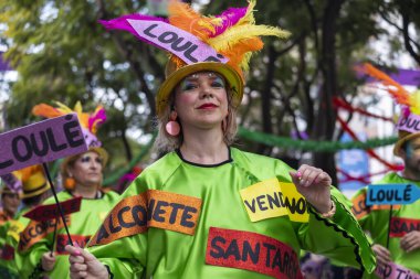LOULE, PORTUGAL - 17 Şubat 2024: Loule, Portekiz 'deki Renkli Karnaval Festivali katılımcıları.