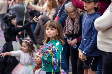 LOULE, PORTUGAL - 17 Şubat 2024: Loule City, Portekiz 'deki Renkli Karnaval Festivali katılımcıları.