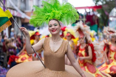 LOULE, PORTUGAL - 17 Şubat 2024: Loule, Portekiz 'deki Renkli Karnaval Festivali katılımcıları.