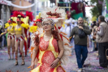 LOULE, PORTUGAL - 17 Şubat 2024: Loule, Portekiz 'deki Renkli Karnaval Festivali katılımcıları.