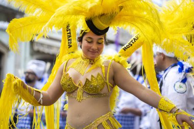 LOULE, PORTUGAL - 17 Şubat 2024: Loule, Portekiz 'deki Renkli Karnaval Festivali katılımcıları.