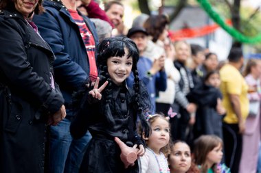 LOULE, PORTUGAL - 17 Şubat 2024: Loule City, Portekiz 'deki Renkli Karnaval Festivali katılımcıları.