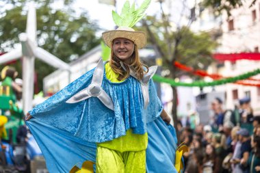 LOULE, PORTUGAL - 17 Şubat 2024: Loule, Portekiz 'deki Renkli Karnaval Festivali katılımcıları.