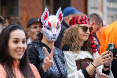 LOULE, PORTUGAL - 17 Şubat 2024: Loule City, Portekiz 'deki Renkli Karnaval Festivali katılımcıları.