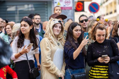 LOULE, PORTUGAL - 17 Şubat 2024: Loule City, Portekiz 'deki Renkli Karnaval Festivali katılımcıları.