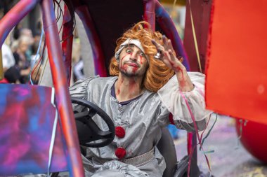 LOULE, PORTUGAL - 17 Şubat 2024: Loule, Portekiz 'deki Renkli Karnaval Festivali katılımcıları.