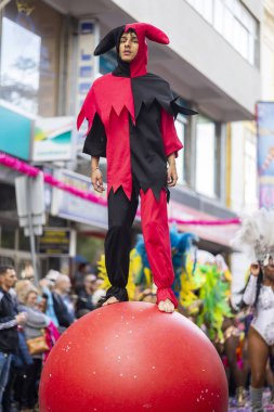 LOULE, PORTUGAL - 17 Şubat 2024: Loule, Portekiz 'deki Renkli Karnaval Festivali katılımcıları.