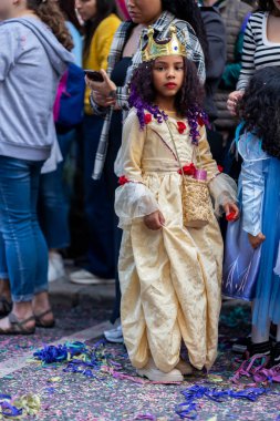 LOULE, PORTUGAL - 17 Şubat 2024: Loule City, Portekiz 'deki Renkli Karnaval Festivali katılımcıları.