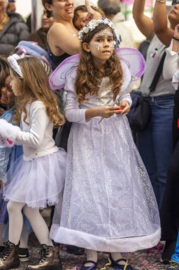 LOULE, PORTUGAL - 17 Şubat 2024: Loule City, Portekiz 'deki Renkli Karnaval Festivali katılımcıları.