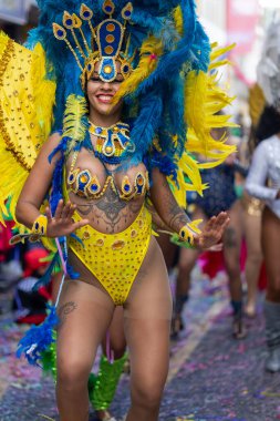 LOULE, PORTUGAL - 17 Şubat 2024: Loule, Portekiz 'deki Renkli Karnaval Festivali katılımcıları.