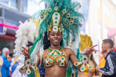 LOULE, PORTUGAL - 17 Şubat 2024: Loule, Portekiz 'deki Renkli Karnaval Festivali katılımcıları.