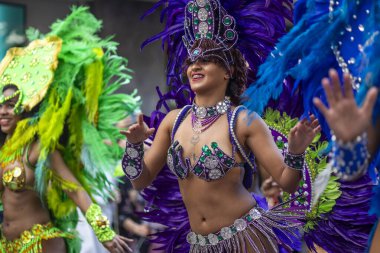 LOULE, PORTUGAL - 17 Şubat 2024: Loule, Portekiz 'deki Renkli Karnaval Festivali katılımcıları.