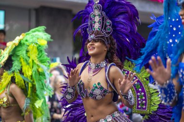 LOULE, PORTUGAL - 17 Şubat 2024: Loule, Portekiz 'deki Renkli Karnaval Festivali katılımcıları.