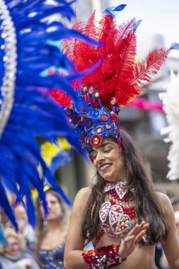 LOULE, PORTUGAL - 17 Şubat 2024: Loule, Portekiz 'deki Renkli Karnaval Festivali katılımcıları.