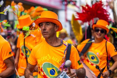 LOULE, PORTUGAL - 17 Şubat 2024: Loule, Portekiz 'deki Renkli Karnaval Festivali katılımcıları.